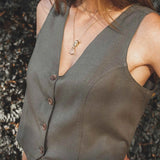 Colete Alfaiataria Calêndula de Linho e Viscose FSC™ Verde Escuro. Compre online moda sustentável e atemporal na Minimadeia, marca slow fashion de roupas femininas. Foto produto JUL25 12