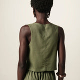 Colete Alfaiataria Calêndula de Linho e Viscose FSC™ Verde Escuro. Compre online moda sustentável e atemporal na Minimadeia, marca slow fashion de roupas femininas. Foto produto JUN26 02