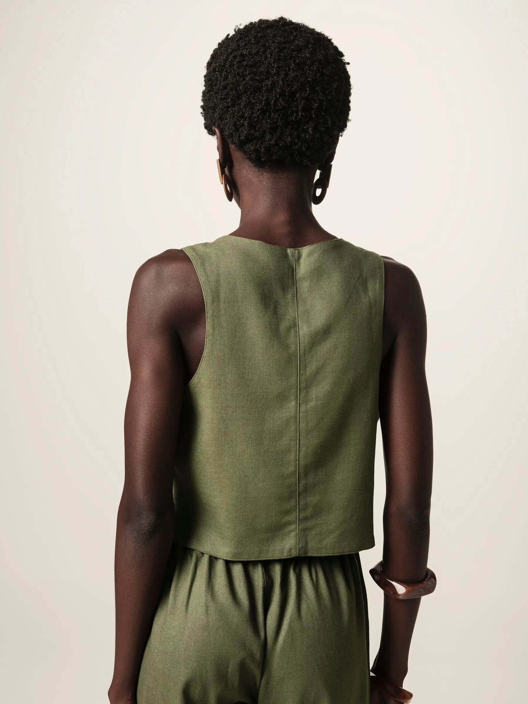 Colete Alfaiataria Calêndula de Linho e Viscose FSC™ Verde Escuro. Compre online moda sustentável e atemporal na Minimadeia, marca slow fashion de roupas femininas. Foto produto JUN26 02