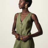 Colete Alfaiataria Calêndula de Linho e Viscose FSC™ Verde Escuro. Compre online moda sustentável e atemporal na Minimadeia, marca slow fashion de roupas femininas. Foto produto JUN26 05