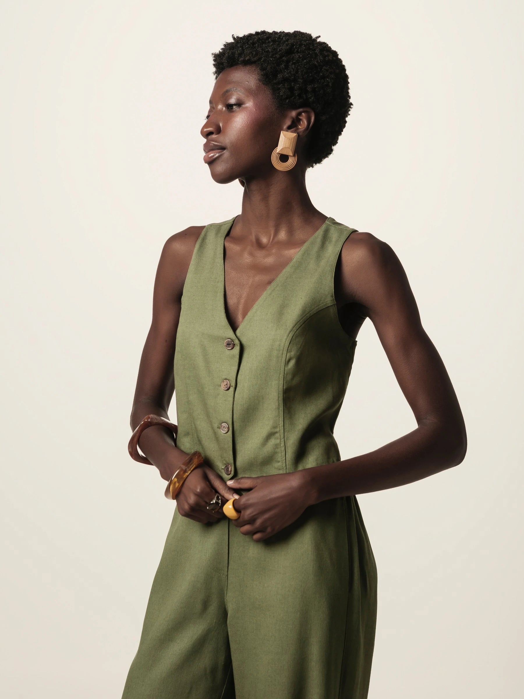 Colete Alfaiataria Calêndula de Linho e Viscose FSC™ Verde Escuro. Compre online moda sustentável e atemporal na Minimadeia, marca slow fashion de roupas femininas. Foto produto JUN26 05