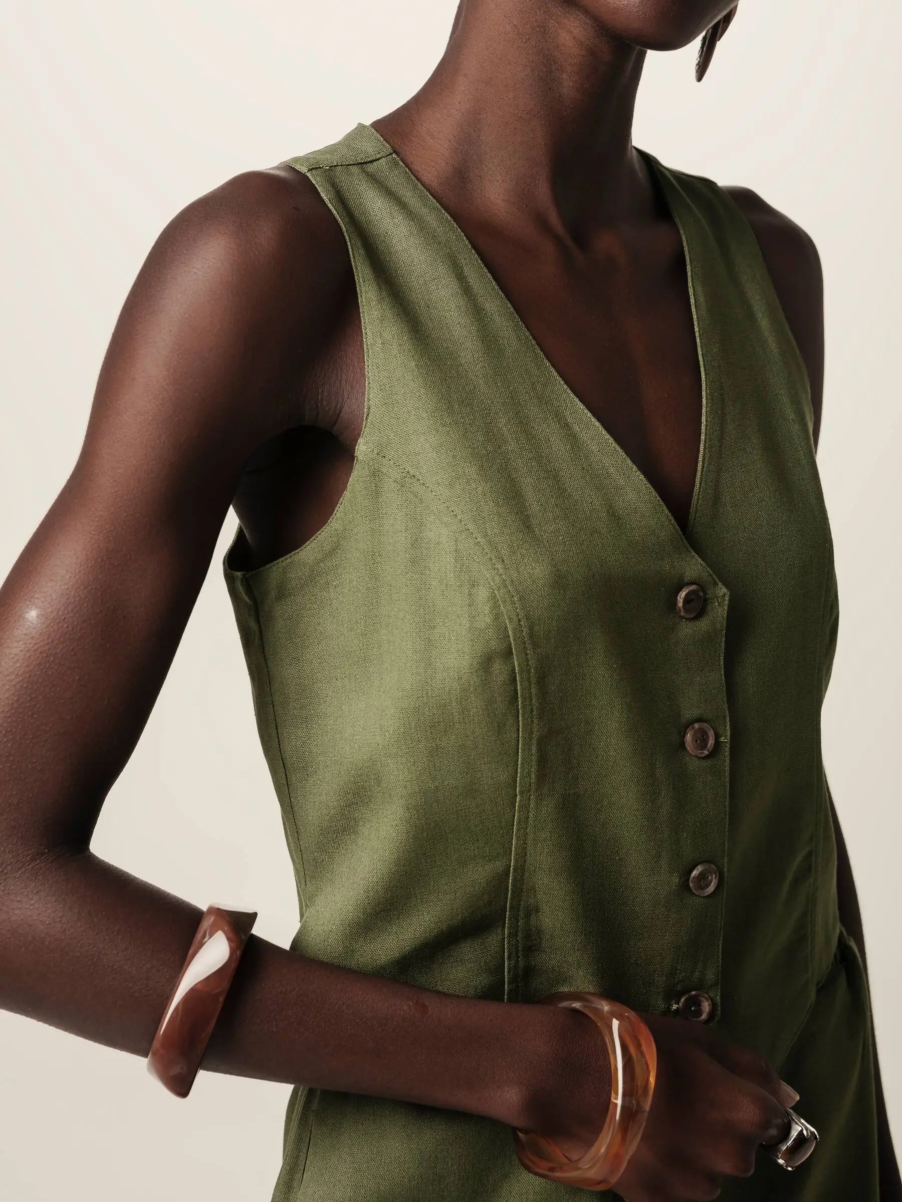 Colete Alfaiataria Calêndula de Linho e Viscose FSC™ Verde Escuro. Compre online moda sustentável e atemporal na Minimadeia, marca slow fashion de roupas femininas. Foto produto JUN26 06