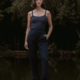 Calça Alfaiataria Reta Petúnia em Linho e Viscose FSC™ Azul Escuro. Compre online moda sustentável e atemporal na Minimadeia, marca slow fashion de roupas femininas. Foto produto SET26 01