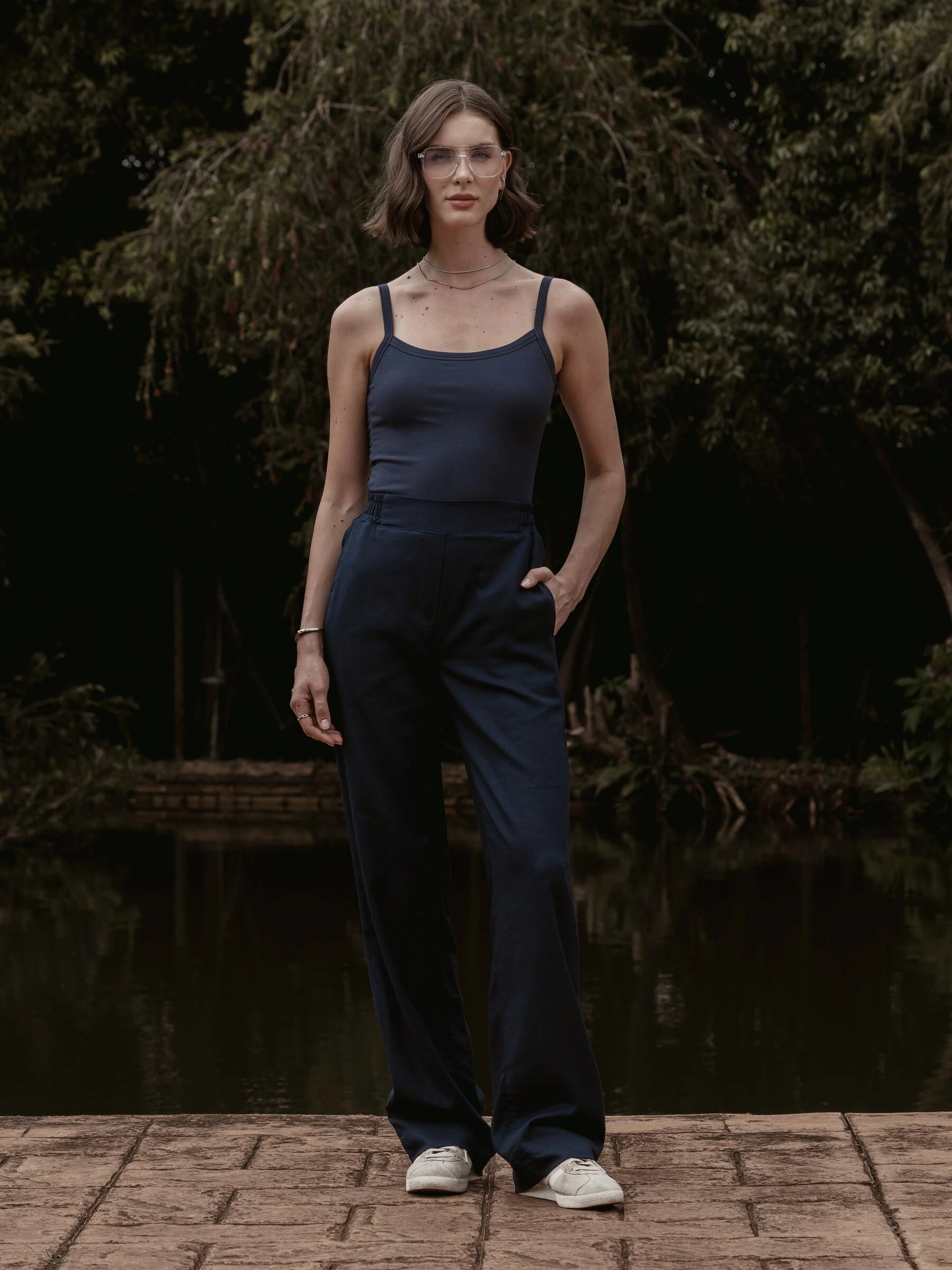 Calça Alfaiataria Reta Petúnia em Linho e Viscose FSC™ Azul Escuro. Compre online moda sustentável e atemporal na Minimadeia, marca slow fashion de roupas femininas. Foto produto SET26 01