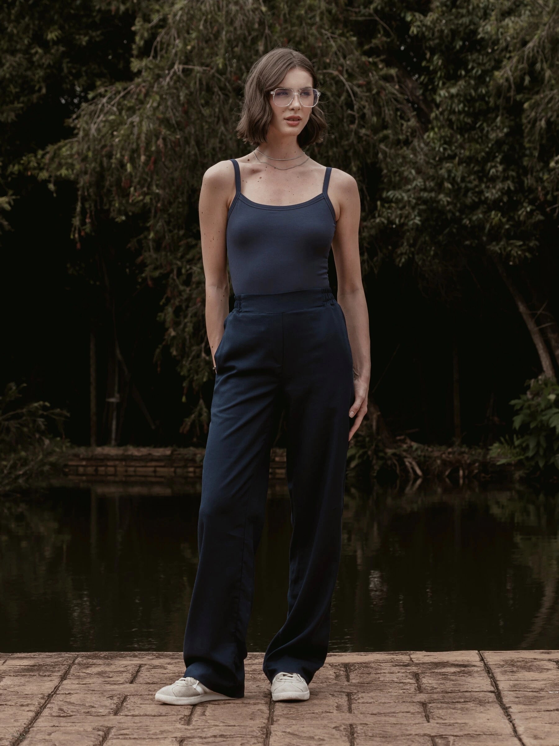 Calça Alfaiataria Reta Petúnia em Linho e Viscose FSC™ Azul Escuro. Compre online moda sustentável e atemporal na Minimadeia, marca slow fashion de roupas femininas. Foto produto SET26 02
