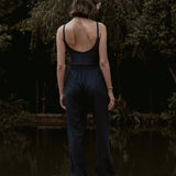 Calça Alfaiataria Reta Petúnia em Linho e Viscose FSC™ Azul Escuro. Compre online moda sustentável e atemporal na Minimadeia, marca slow fashion de roupas femininas. Foto produto SET26 03