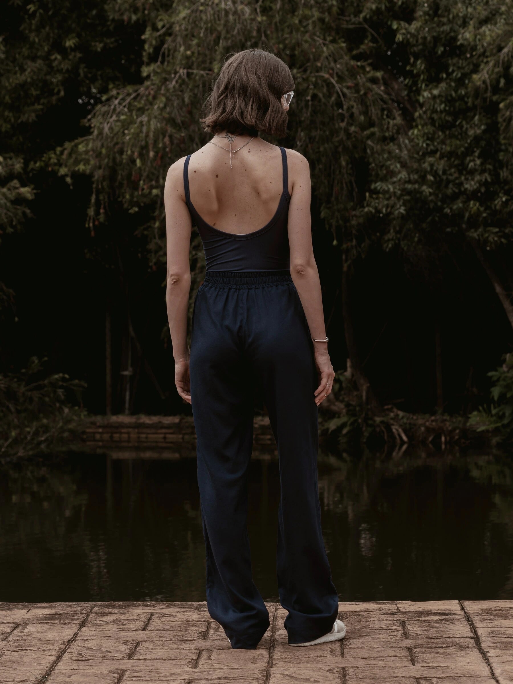 Calça Alfaiataria Reta Petúnia em Linho e Viscose FSC™ Azul Escuro. Compre online moda sustentável e atemporal na Minimadeia, marca slow fashion de roupas femininas. Foto produto SET26 03