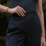 Calça Alfaiataria Reta Petúnia em Linho e Viscose FSC™ Azul Escuro. Compre online moda sustentável e atemporal na Minimadeia, marca slow fashion de roupas femininas. Foto produto SET26 04