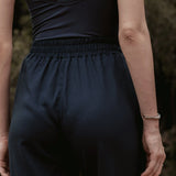 Calça Alfaiataria Reta Petúnia em Linho e Viscose FSC™ Azul Escuro. Compre online moda sustentável e atemporal na Minimadeia, marca slow fashion de roupas femininas. Foto produto SET26 05