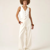 Calça Alfaiataria Reta Petúnia em Linho e Viscose FSC™ Branca Off White. Compre online moda sustentável e atemporal na Minimadeia, marca slow fashion de roupas femininas. Foto produto ABR25 01