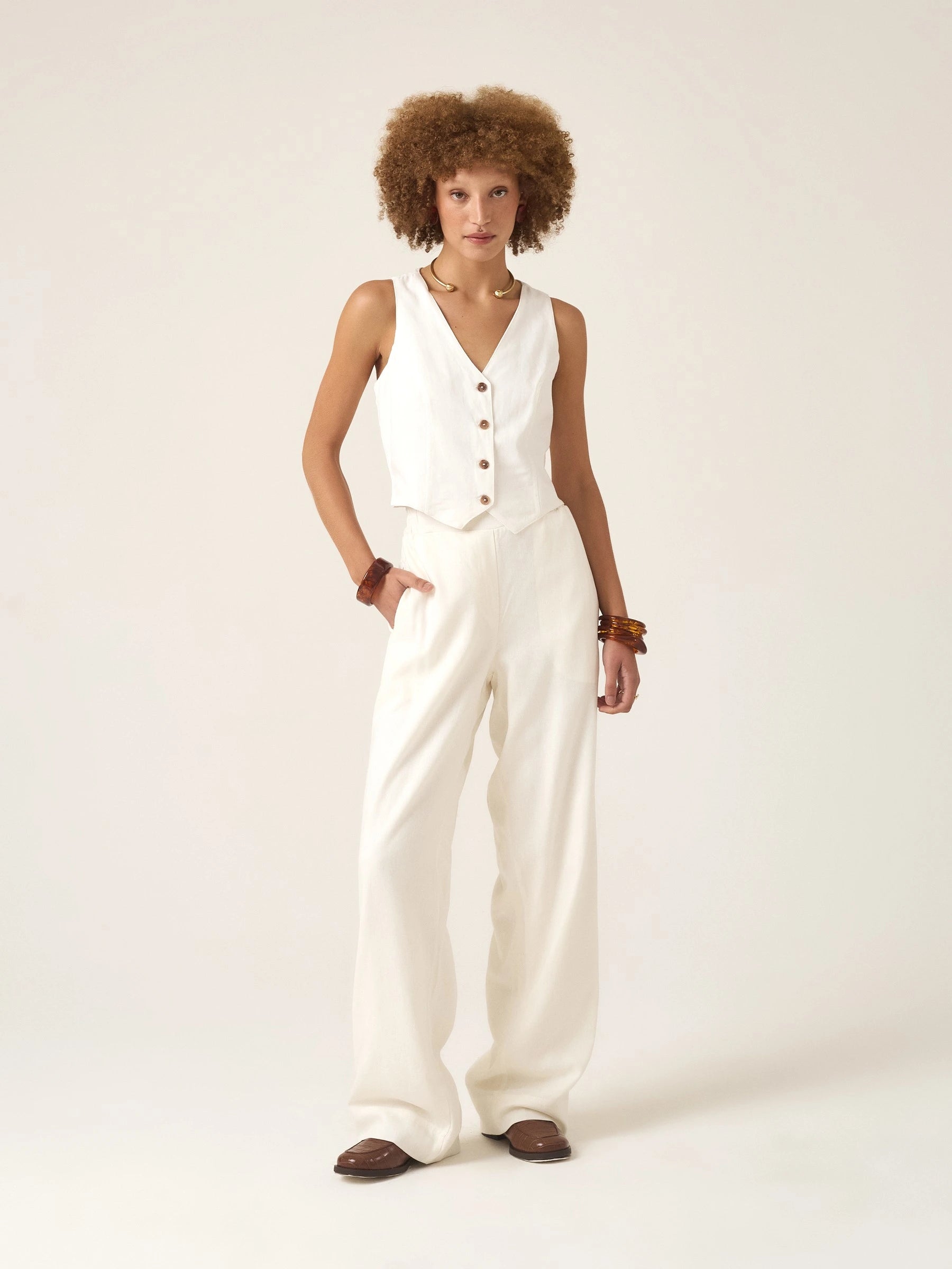 Calça Alfaiataria Reta Petúnia em Linho e Viscose FSC™ Branca Off White. Compre online moda sustentável e atemporal na Minimadeia, marca slow fashion de roupas femininas. Foto produto ABR25 01