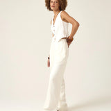 Calça Alfaiataria Reta Petúnia em Linho e Viscose FSC™ Branca Off White. Compre online moda sustentável e atemporal na Minimadeia, marca slow fashion de roupas femininas. Foto produto ABR25 03