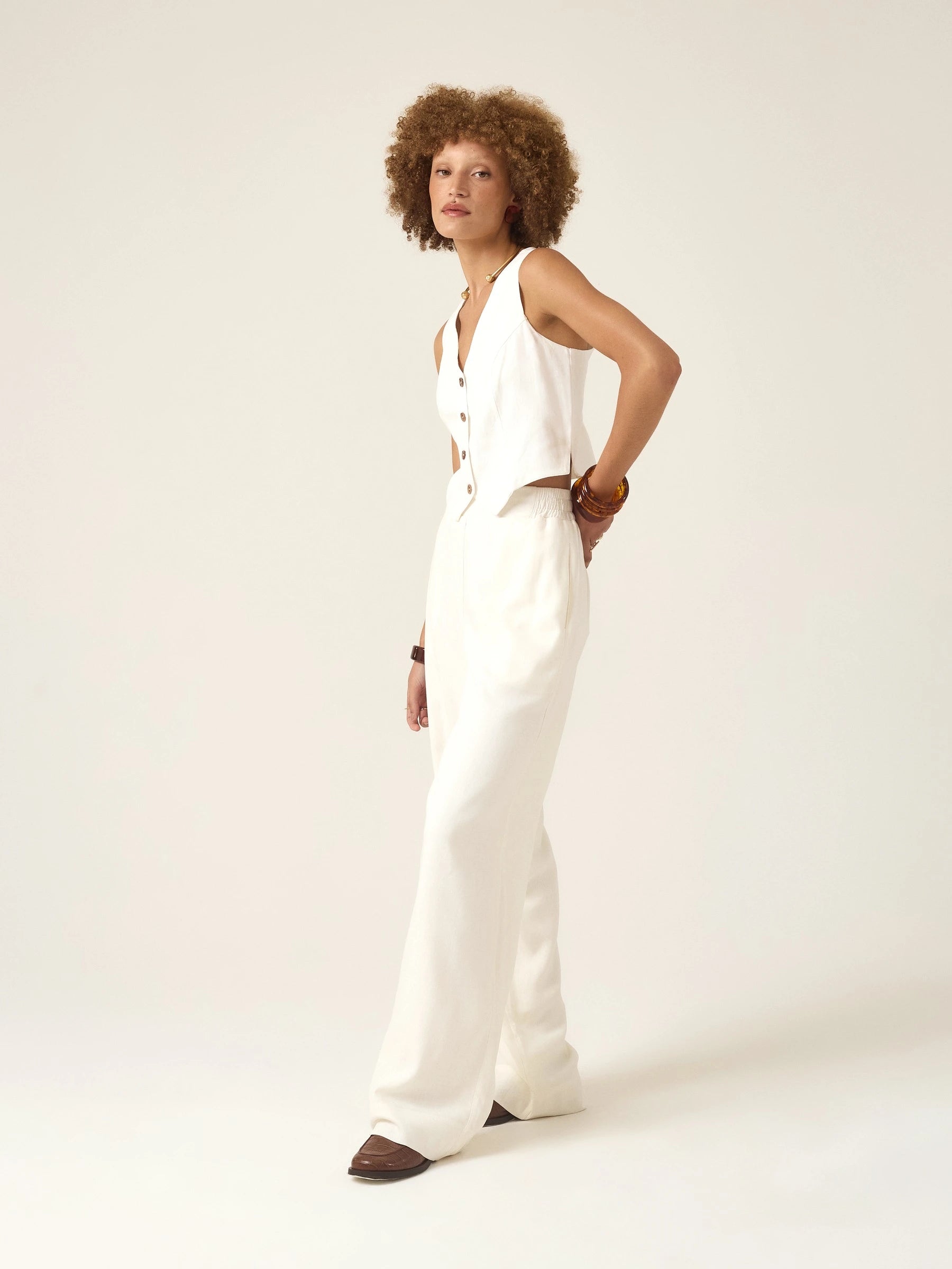 Calça Alfaiataria Reta Petúnia em Linho e Viscose FSC™ Branca Off White. Compre online moda sustentável e atemporal na Minimadeia, marca slow fashion de roupas femininas. Foto produto ABR25 03