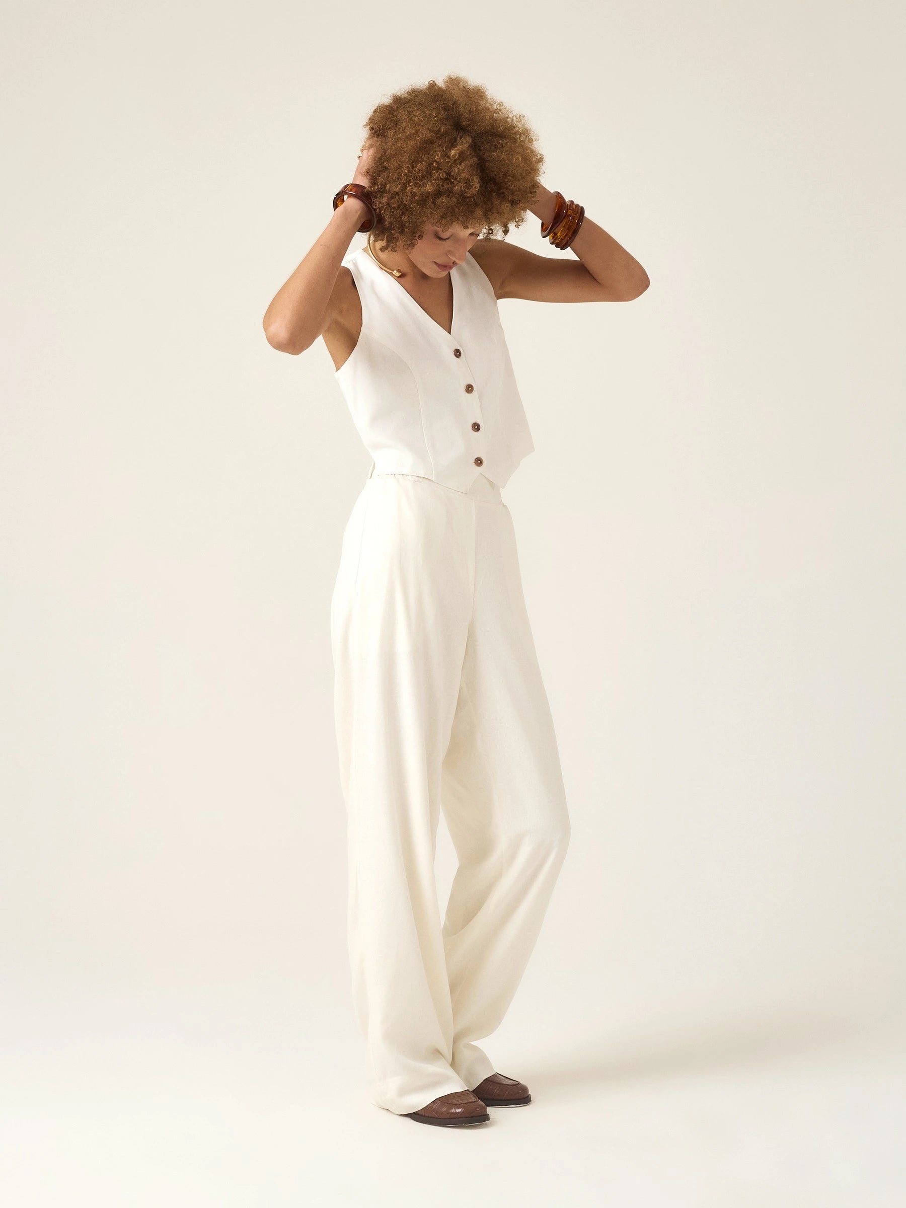 Calça Alfaiataria Reta Petúnia em Linho e Viscose FSC™ Branca Off White. Compre online moda sustentável e atemporal na Minimadeia, marca slow fashion de roupas femininas. Foto produto ABR25 04