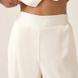 Calça Alfaiataria Reta Petúnia em Linho e Viscose FSC™ Branca Off White. Compre online moda sustentável e atemporal na Minimadeia, marca slow fashion de roupas femininas. Foto produto ABR25 05