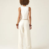 Calça Alfaiataria Reta Petúnia em Linho e Viscose FSC™ Branca Off White. Compre online moda sustentável e atemporal na Minimadeia, marca slow fashion de roupas femininas. Foto produto ABR25 06
