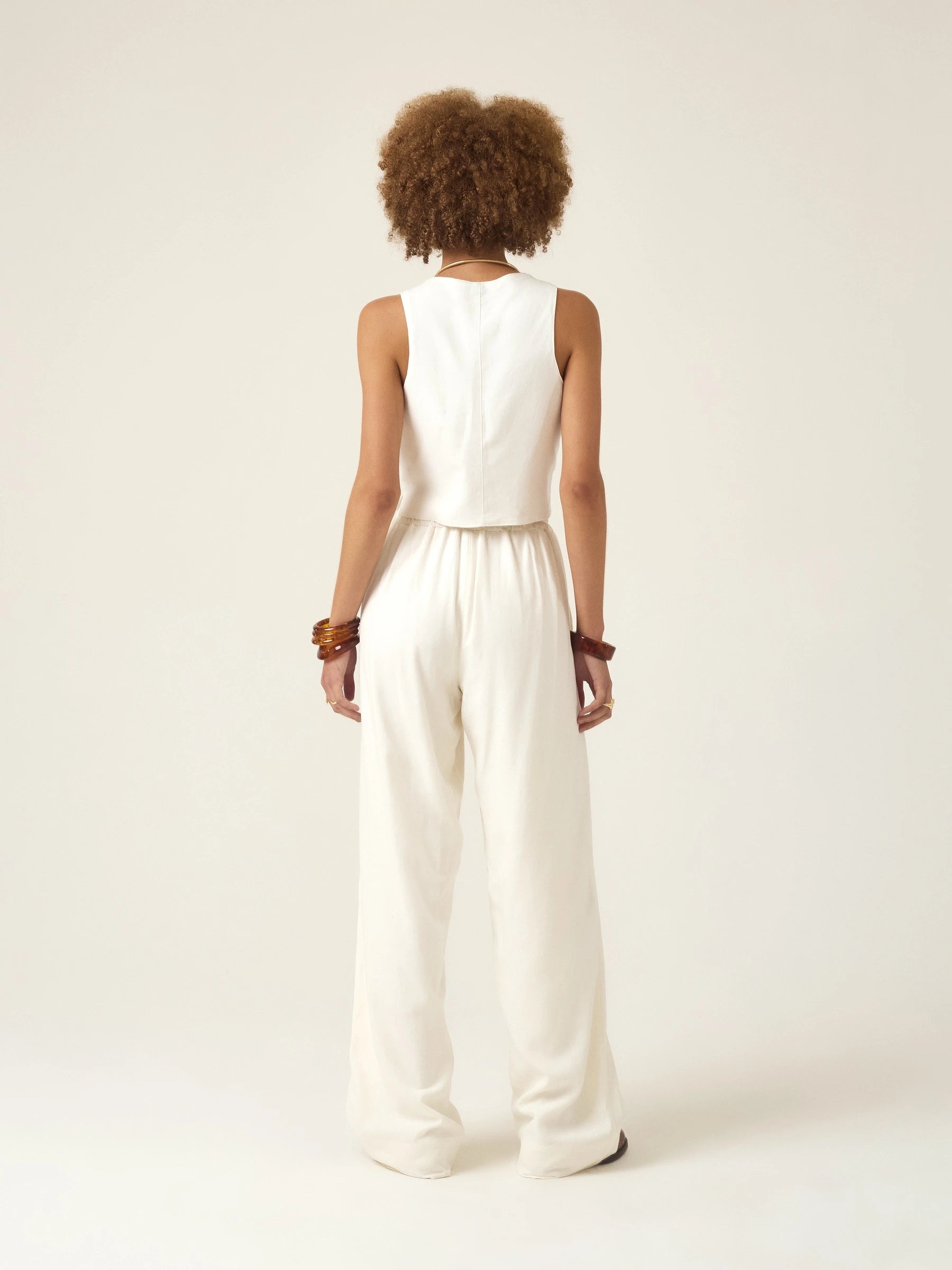 Calça Alfaiataria Reta Petúnia em Linho e Viscose FSC™ Branca Off White. Compre online moda sustentável e atemporal na Minimadeia, marca slow fashion de roupas femininas. Foto produto ABR25 06