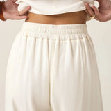 Calça Alfaiataria Reta Petúnia em Linho e Viscose FSC™ Branca Off White. Compre online moda sustentável e atemporal na Minimadeia, marca slow fashion de roupas femininas. Foto produto ABR25 07