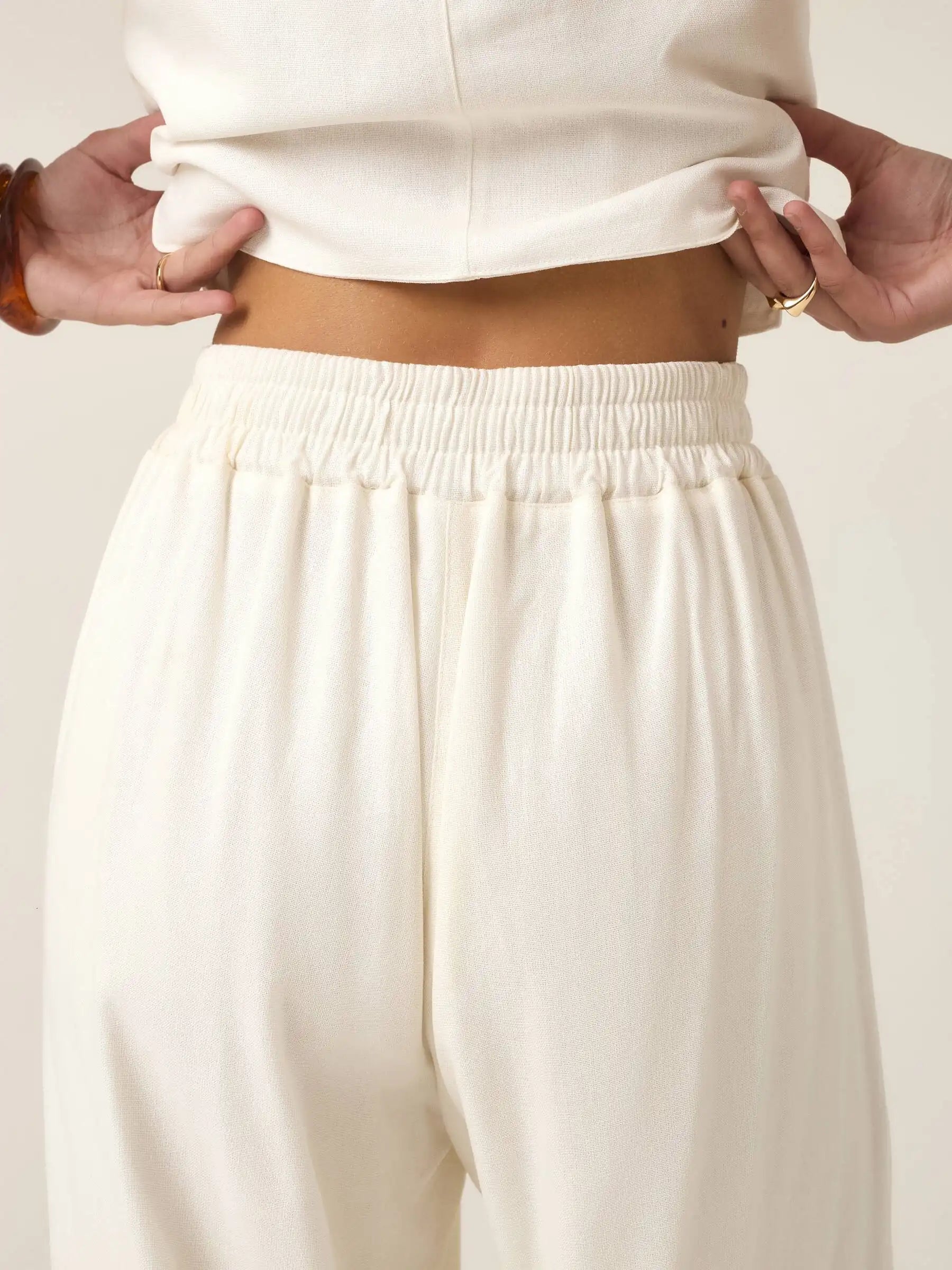 Calça Alfaiataria Reta Petúnia em Linho e Viscose FSC™ Branca Off White. Compre online moda sustentável e atemporal na Minimadeia, marca slow fashion de roupas femininas. Foto produto ABR25 07