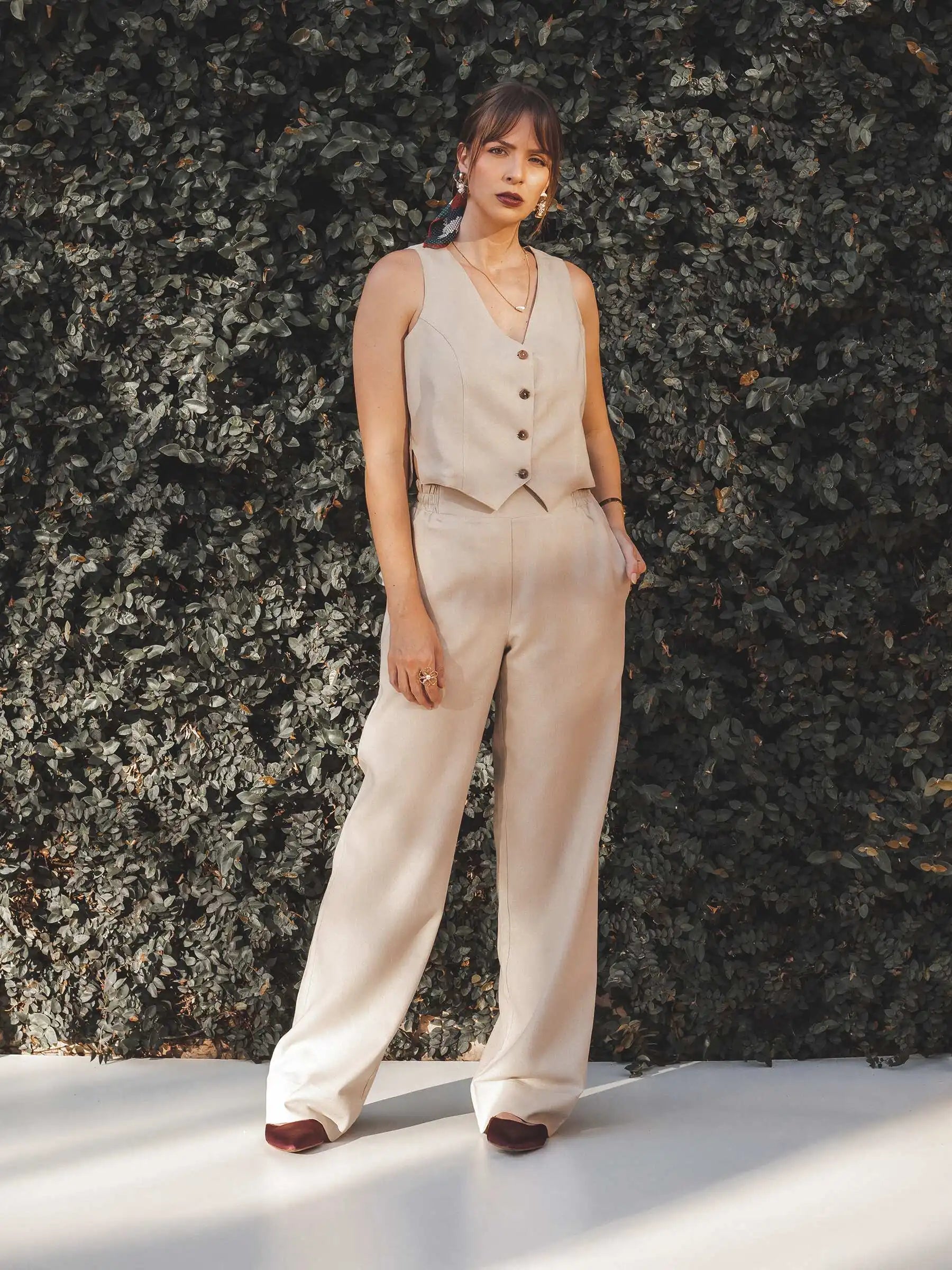 Calça Alfaiataria Reta Petúnia de Linho e Viscose FSC™ Bege Claro. Compre online moda sustentável e atemporal na Minimadeia, marca slow fashion de roupas femininas. Foto produto JUL25 02