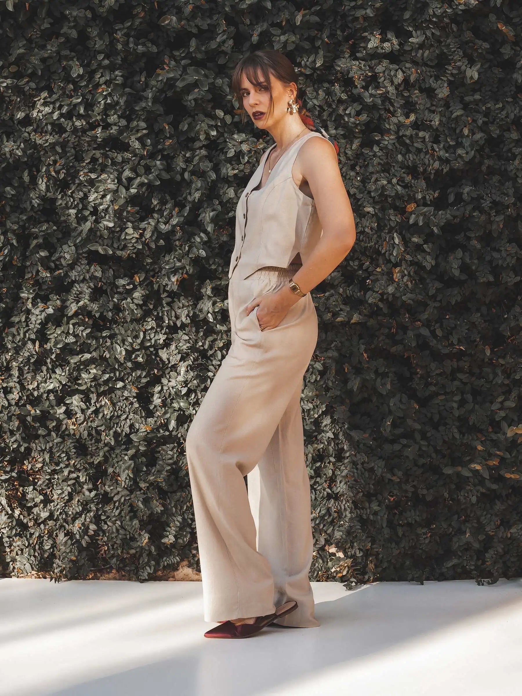 Calça Alfaiataria Reta Petúnia de Linho e Viscose FSC™ Bege Claro. Compre online moda sustentável e atemporal na Minimadeia, marca slow fashion de roupas femininas. Foto produto JUL25 06