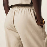 Calça Alfaiataria Reta Petúnia de Linho e Viscose FSC™ Bege Claro. Compre online moda sustentável e atemporal na Minimadeia, marca slow fashion de roupas femininas. Foto produto JUN26 03