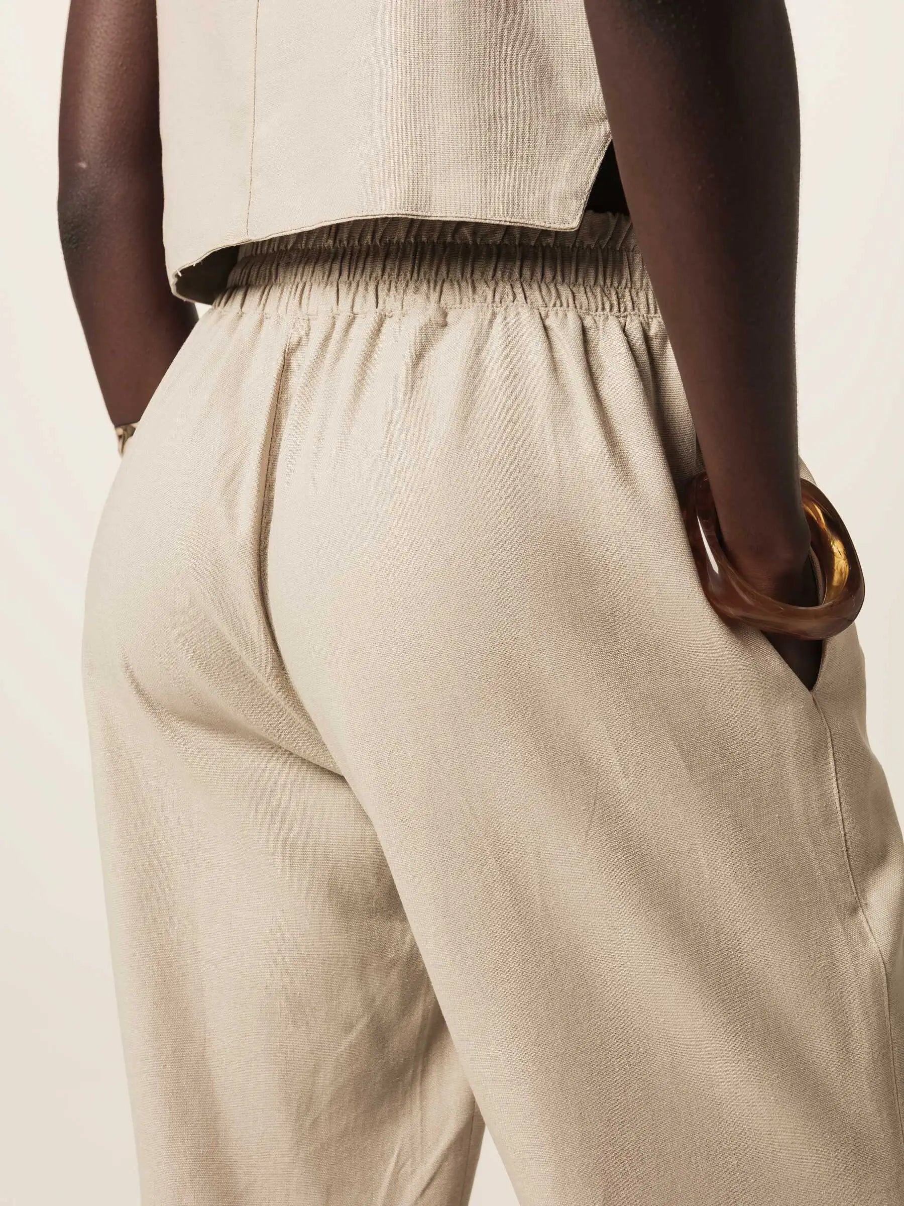 Calça Alfaiataria Reta Petúnia de Linho e Viscose FSC™ Bege Claro. Compre online moda sustentável e atemporal na Minimadeia, marca slow fashion de roupas femininas. Foto produto JUN26 03