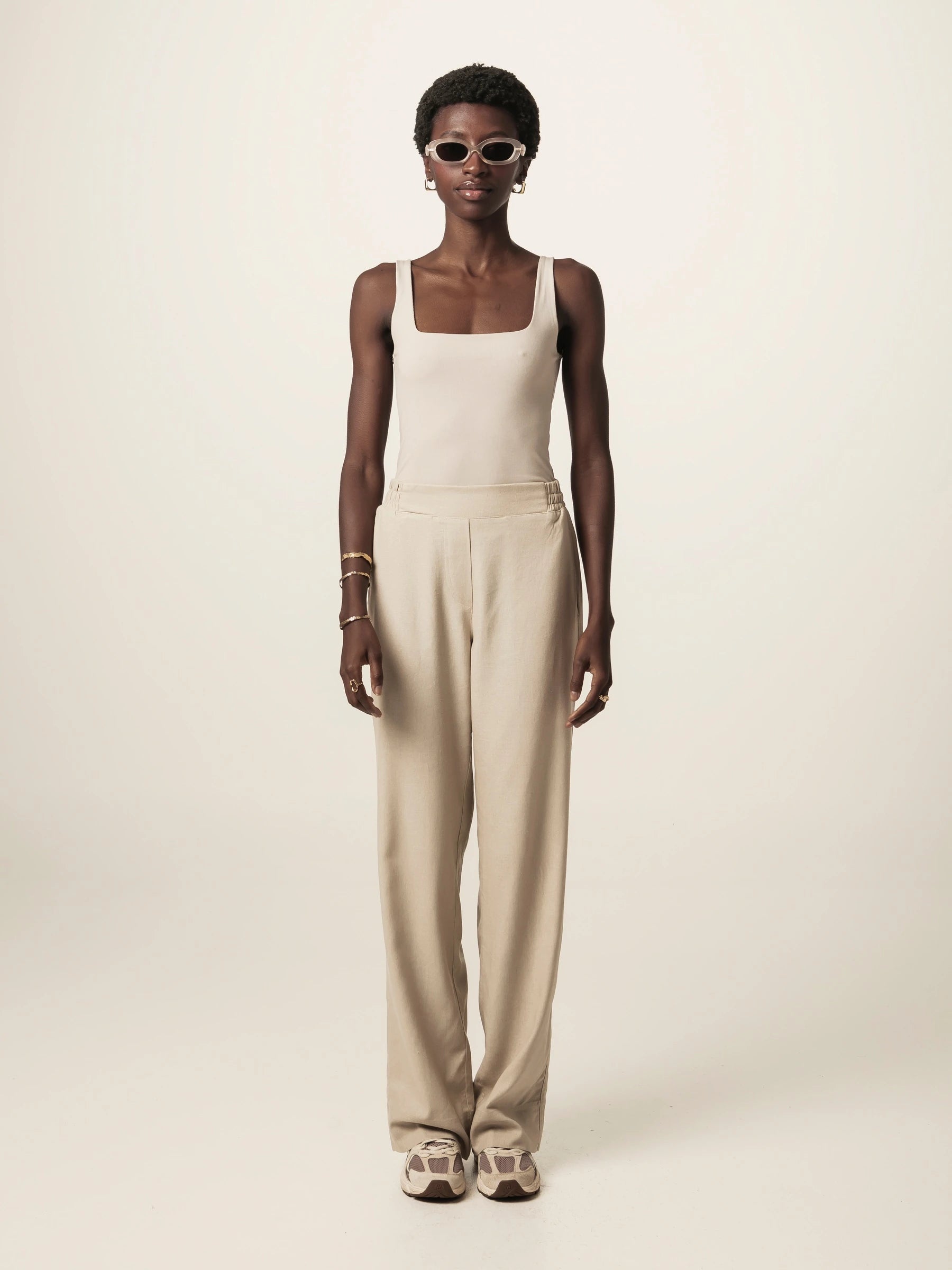 Calça Alfaiataria Reta Petúnia de Linho e Viscose FSC™ Bege Claro. Compre online moda sustentável e atemporal na Minimadeia, marca slow fashion de roupas femininas. Foto produto JUN26 12