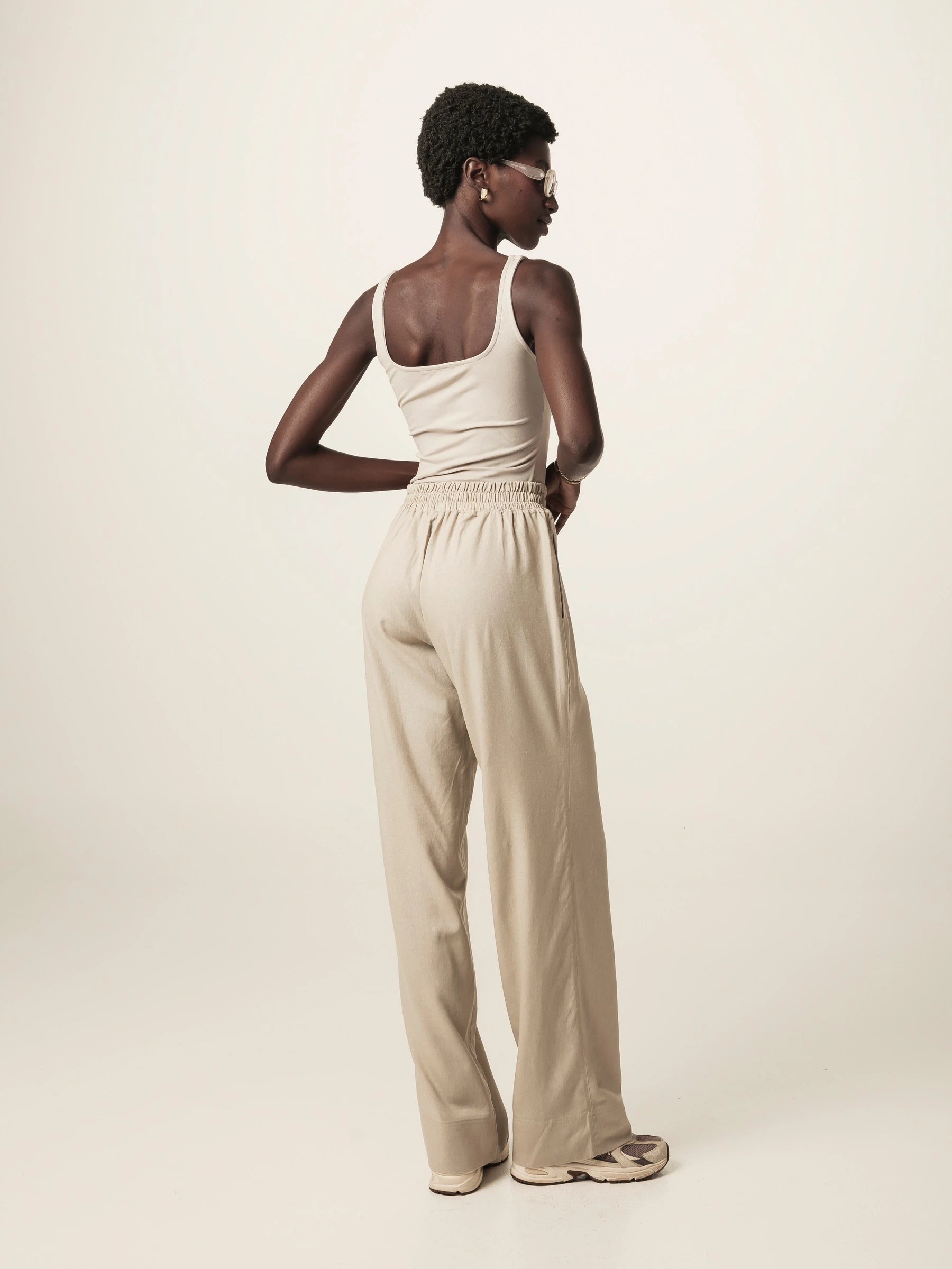 Calça Alfaiataria Reta Petúnia de Linho e Viscose FSC™ Bege Claro. Compre online moda sustentável e atemporal na Minimadeia, marca slow fashion de roupas femininas. Foto produto JUN26 15
