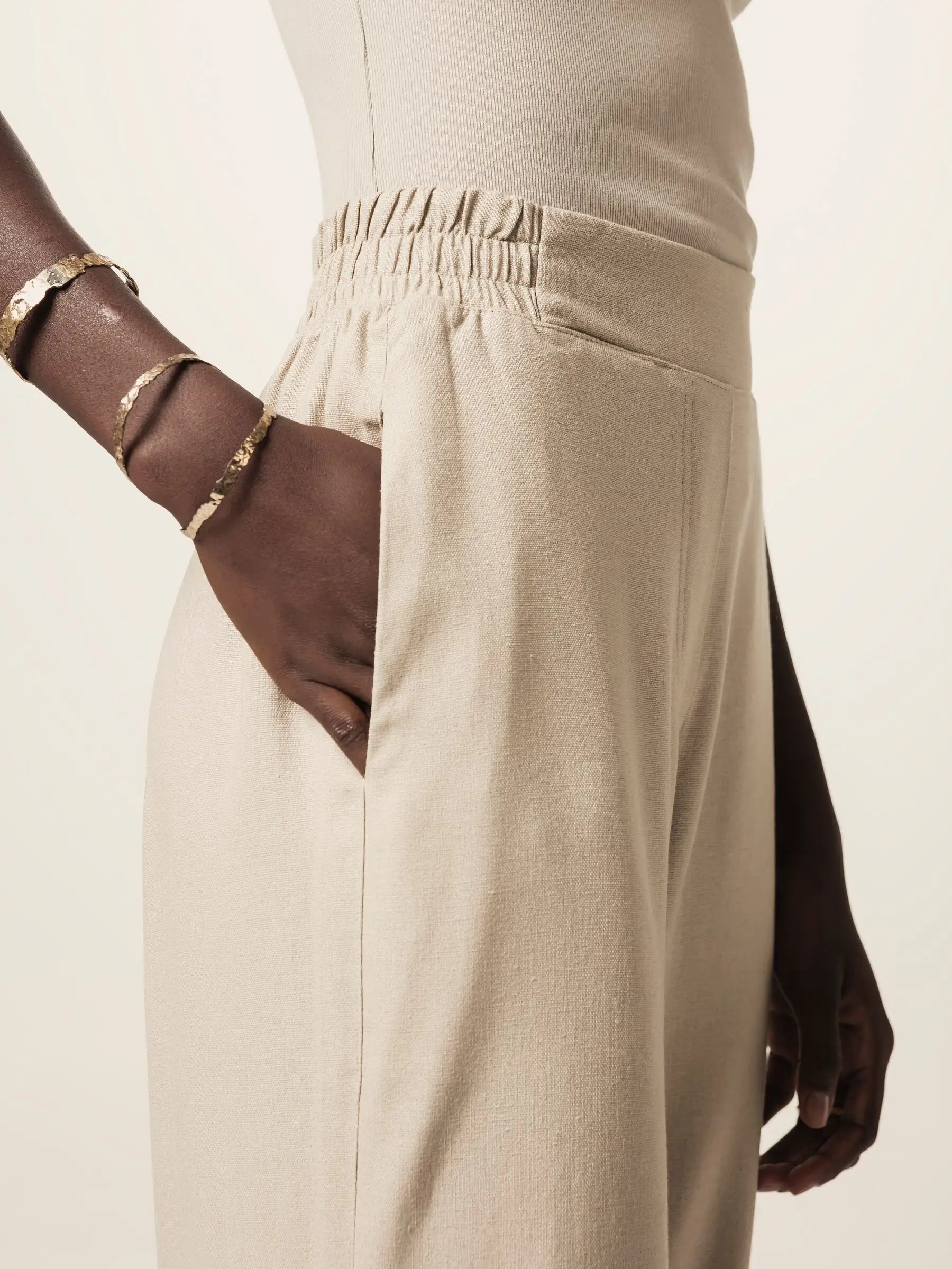 Calça Alfaiataria Reta Petúnia de Linho e Viscose FSC™ Bege Claro. Compre online moda sustentável e atemporal na Minimadeia, marca slow fashion de roupas femininas. Foto produto JUN26 19