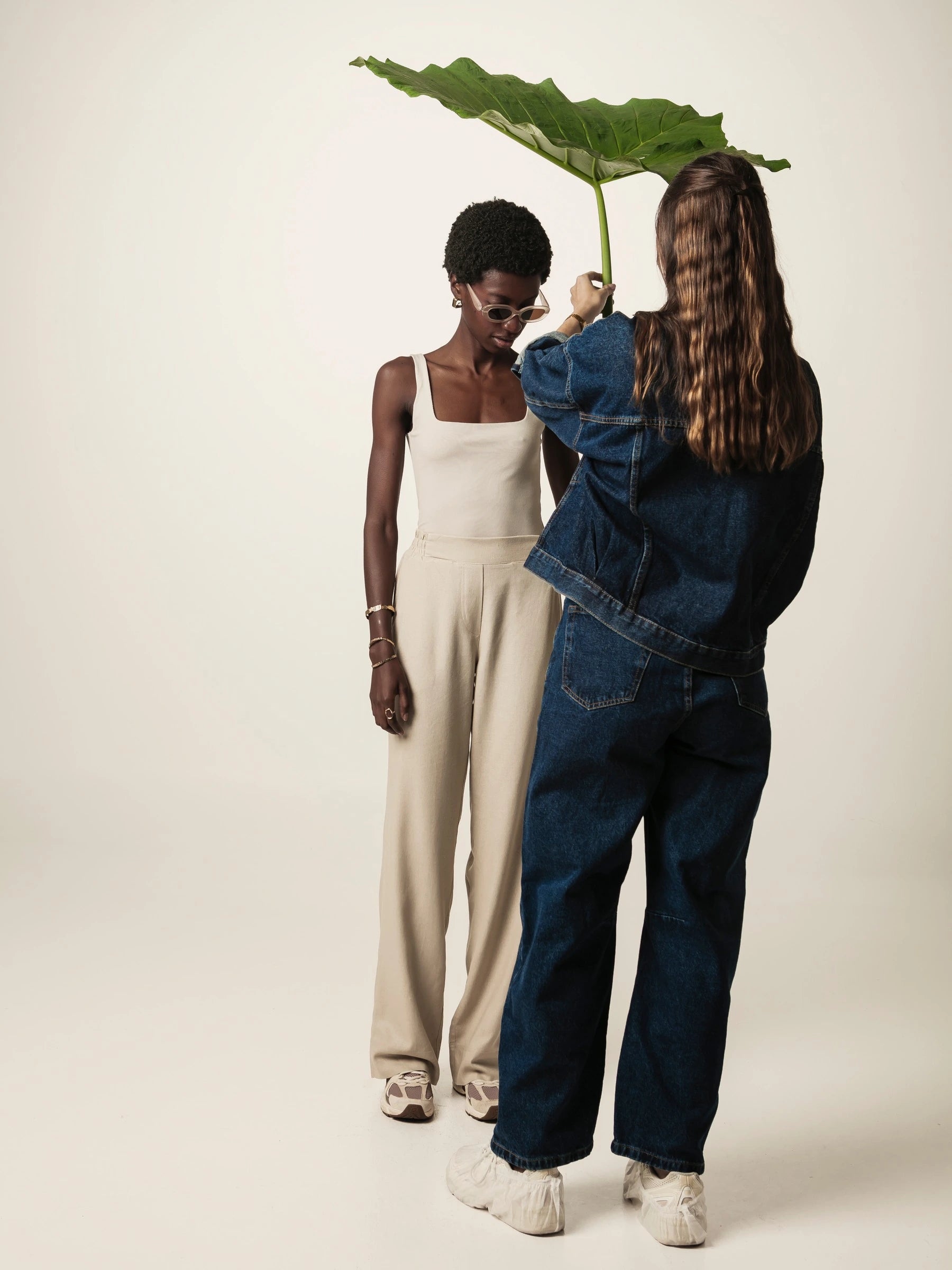 Calça Alfaiataria Reta Petúnia de Linho e Viscose FSC™ Bege Claro. Compre online moda sustentável e atemporal na Minimadeia, marca slow fashion de roupas femininas. Foto produto JUN26 20