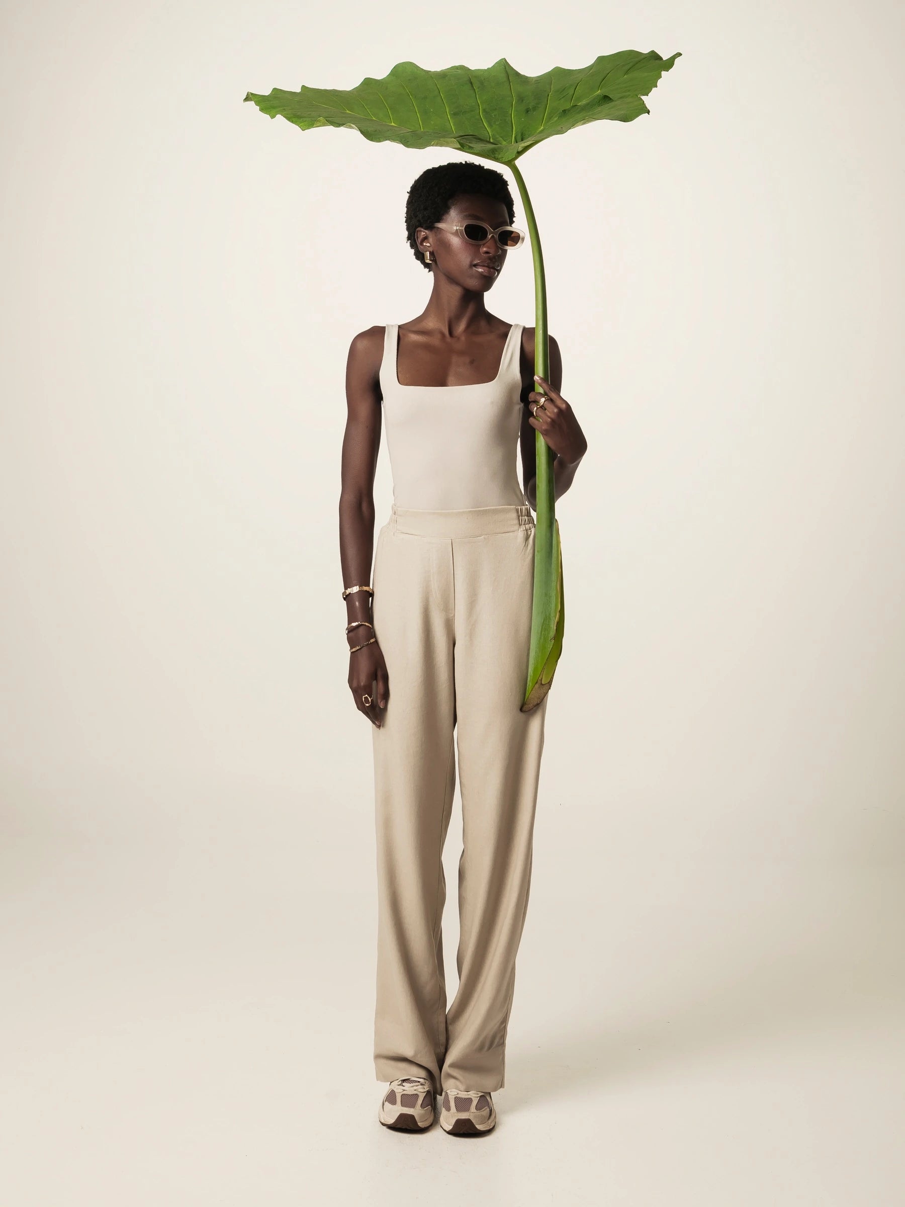 Calça Alfaiataria Reta Petúnia de Linho e Viscose FSC™ Bege Claro. Compre online moda sustentável e atemporal na Minimadeia, marca slow fashion de roupas femininas. Foto produto JUN26 22