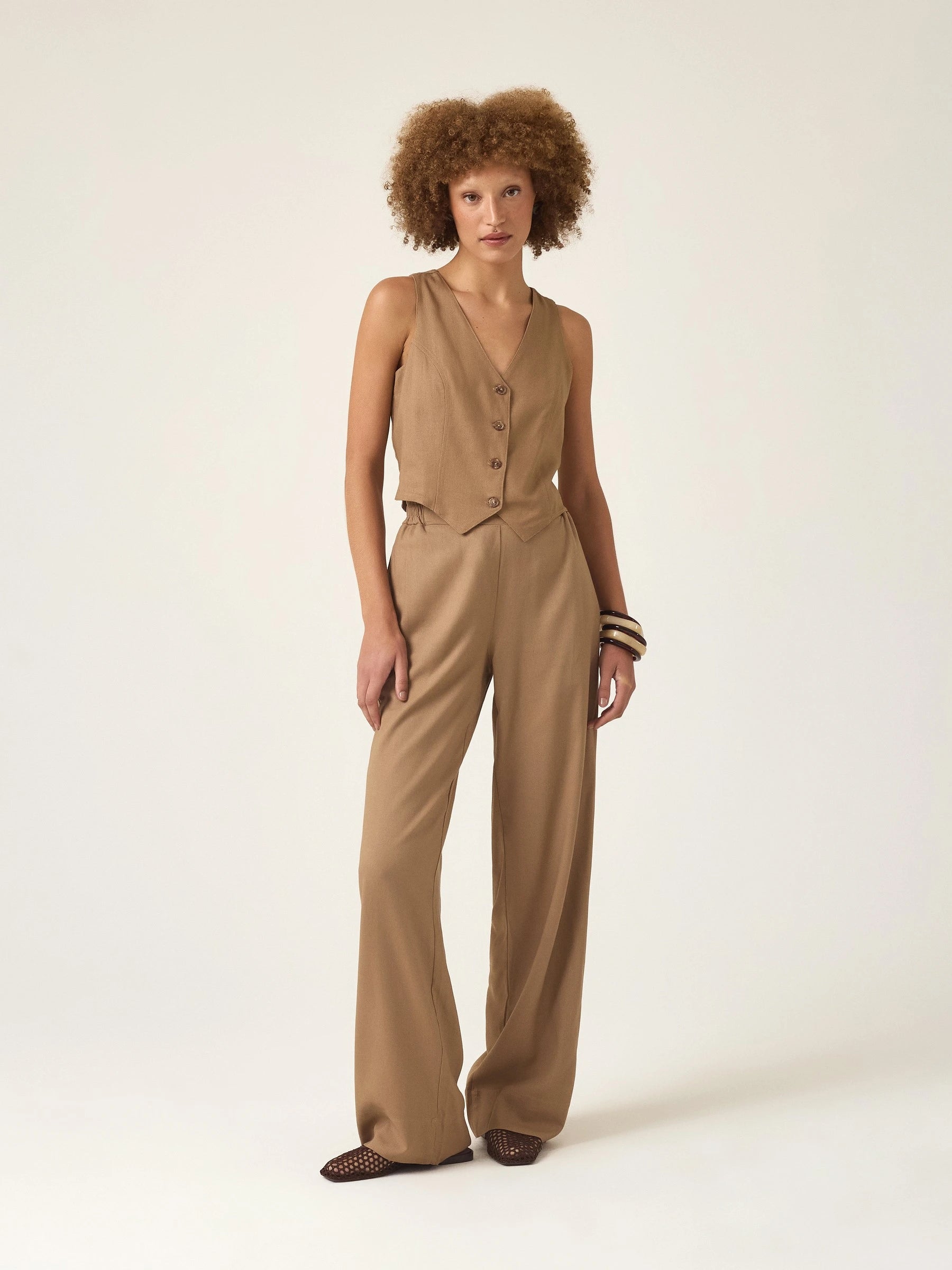 Calça Alfaiataria Reta Petúnia em Linho e Viscose FSC™ Marrom Claro. Compre online moda sustentável e atemporal na Minimadeia, marca slow fashion de roupas femininas. Foto produto ABR25 02