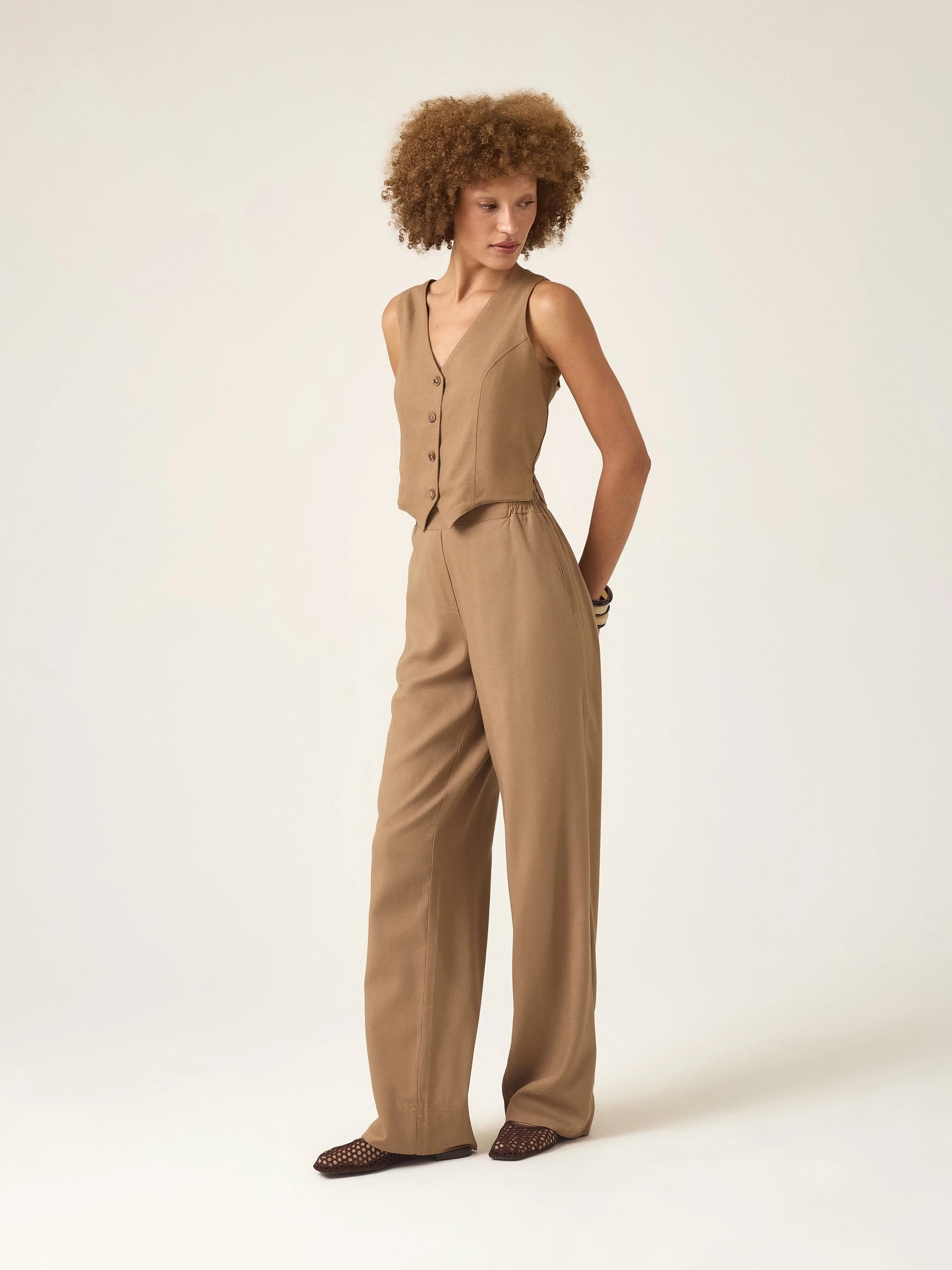 Calça Alfaiataria Reta Petúnia em Linho e Viscose FSC™ Marrom Claro. Compre online moda sustentável e atemporal na Minimadeia, marca slow fashion de roupas femininas. Foto produto ABR25 03