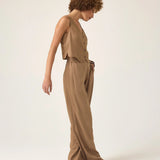 Calça Alfaiataria Reta Petúnia em Linho e Viscose FSC™ Marrom Claro. Compre online moda sustentável e atemporal na Minimadeia, marca slow fashion de roupas femininas. Foto produto ABR25 04