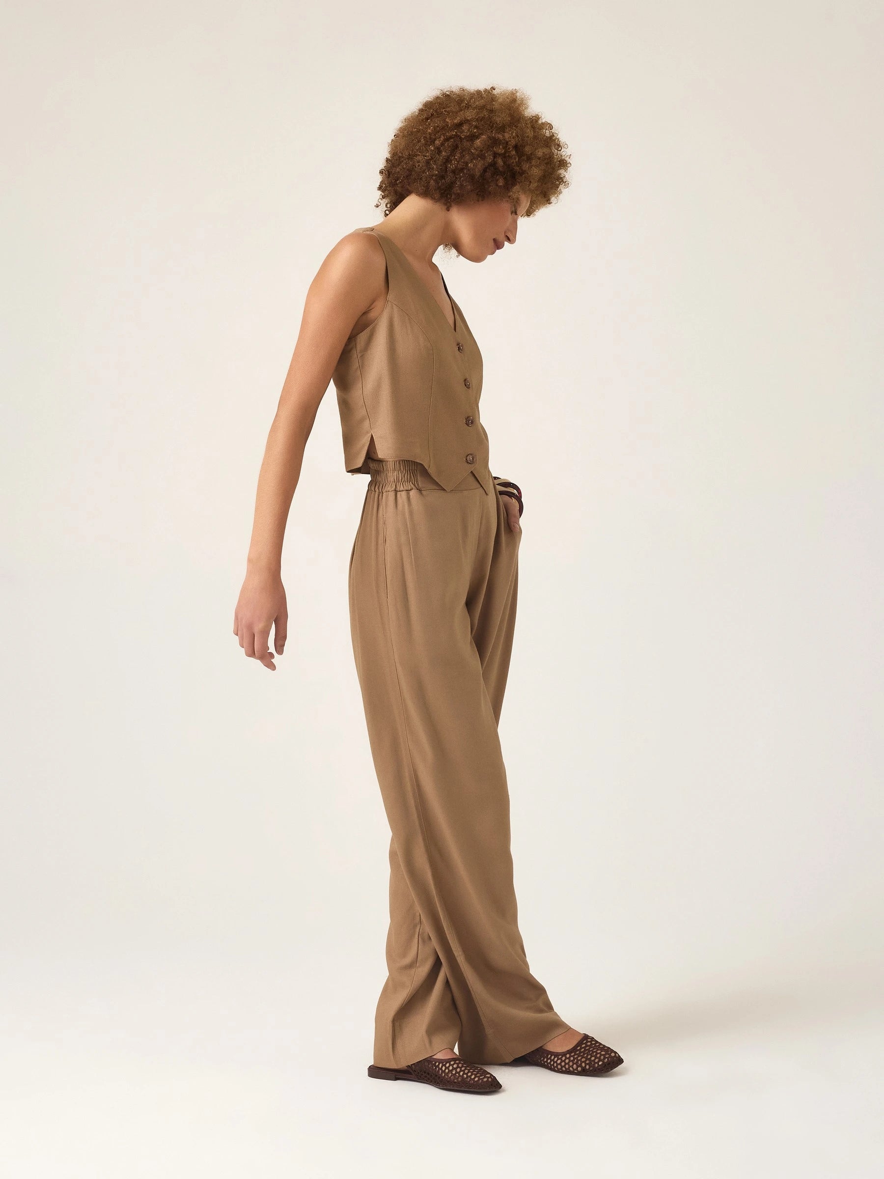 Calça Alfaiataria Reta Petúnia em Linho e Viscose FSC™ Marrom Claro. Compre online moda sustentável e atemporal na Minimadeia, marca slow fashion de roupas femininas. Foto produto ABR25 04