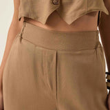 Calça Alfaiataria Reta Petúnia em Linho e Viscose FSC™ Marrom Claro. Compre online moda sustentável e atemporal na Minimadeia, marca slow fashion de roupas femininas. Foto produto ABR25 06