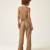 Calça Alfaiataria Reta Petúnia em Linho e Viscose FSC™ Marrom Claro. Compre online moda sustentável e atemporal na Minimadeia, marca slow fashion de roupas femininas. Foto produto ABR25 08