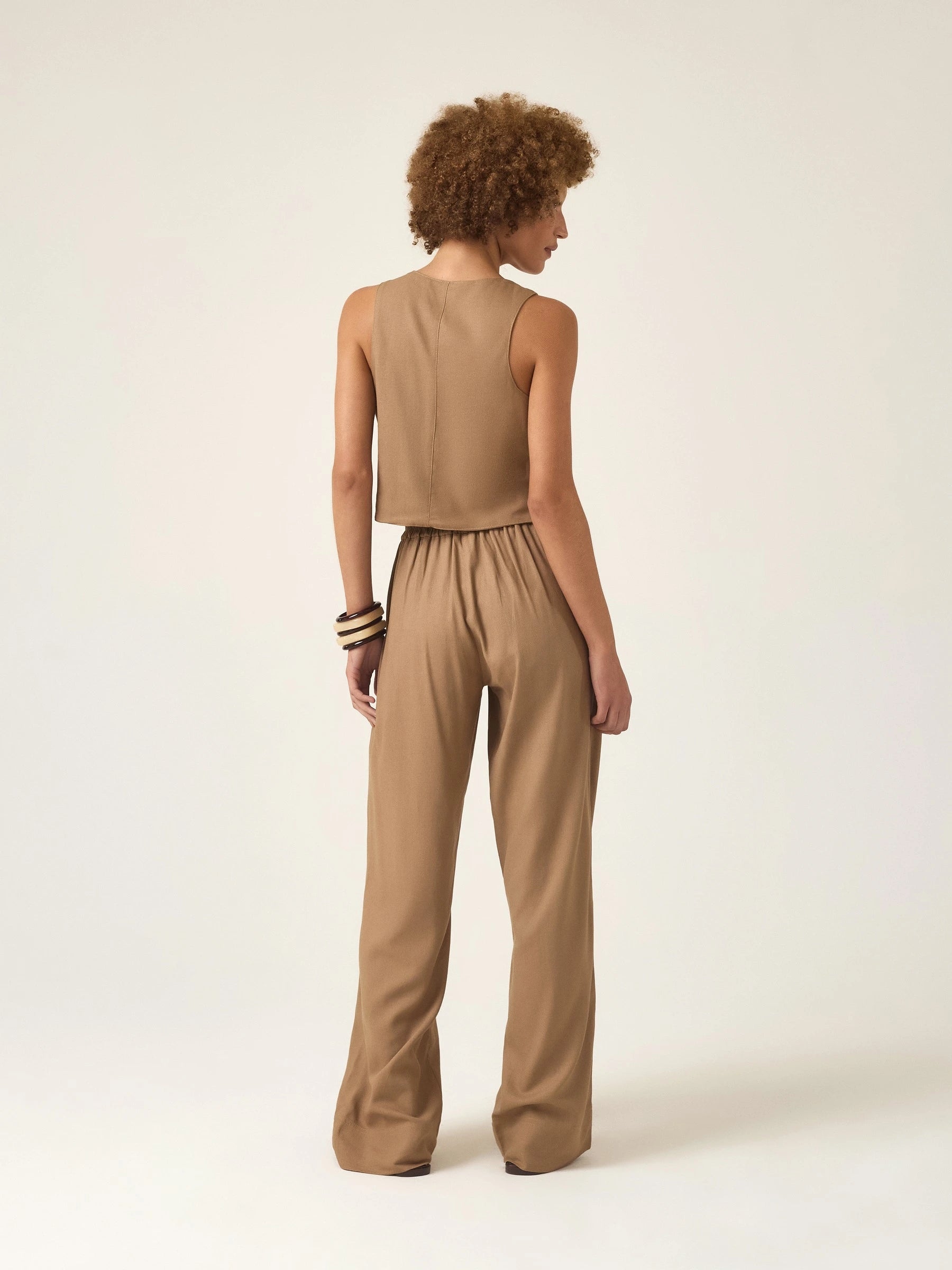 Calça Alfaiataria Reta Petúnia em Linho e Viscose FSC™ Marrom Claro. Compre online moda sustentável e atemporal na Minimadeia, marca slow fashion de roupas femininas. Foto produto ABR25 08