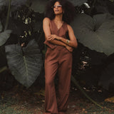 Calça Alfaiataria Reta Petúnia em Linho e Viscose FSC™ Marrom Escuro. Compre online moda sustentável e atemporal na Minimadeia, marca slow fashion de roupas femininas. Foto produto DEZ25 01