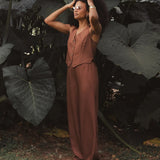 Calça Alfaiataria Reta Petúnia em Linho e Viscose FSC™ Marrom Escuro. Compre online moda sustentável e atemporal na Minimadeia, marca slow fashion de roupas femininas. Foto produto DEZ25 02