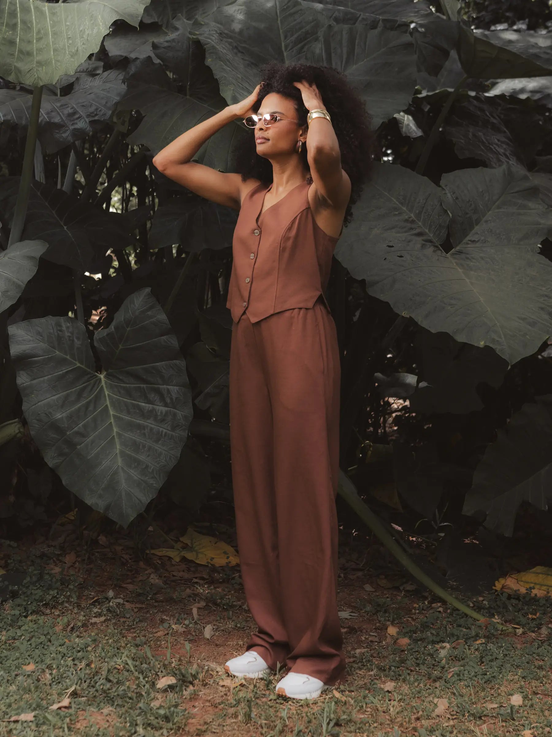 Calça Alfaiataria Reta Petúnia em Linho e Viscose FSC™ Marrom Escuro. Compre online moda sustentável e atemporal na Minimadeia, marca slow fashion de roupas femininas. Foto produto DEZ25 02