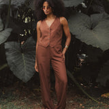 Calça Alfaiataria Reta Petúnia em Linho e Viscose FSC™ Marrom Escuro. Compre online moda sustentável e atemporal na Minimadeia, marca slow fashion de roupas femininas. Foto produto DEZ25 03