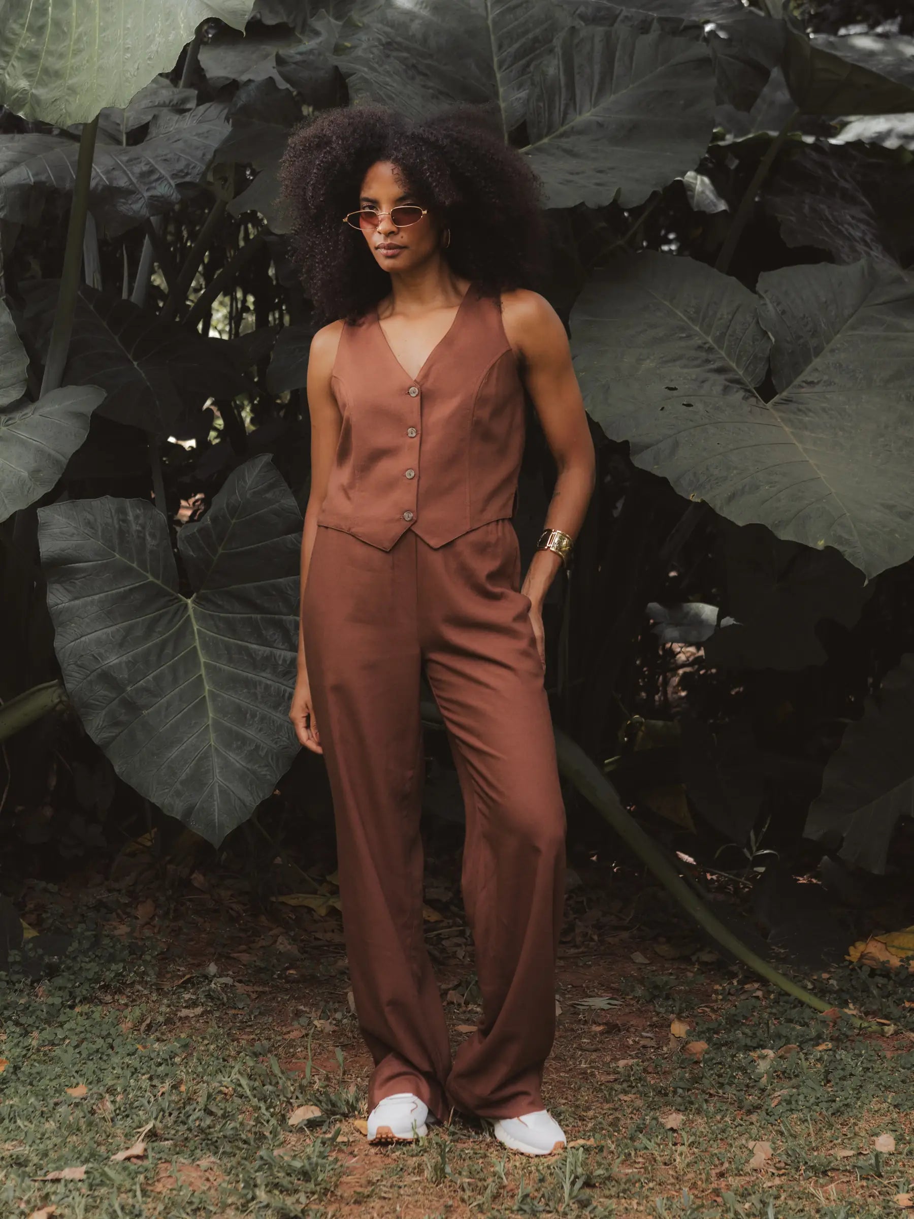 Calça Alfaiataria Reta Petúnia em Linho e Viscose FSC™ Marrom Escuro. Compre online moda sustentável e atemporal na Minimadeia, marca slow fashion de roupas femininas. Foto produto DEZ25 03