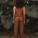 Calça Alfaiataria Reta Petúnia em Linho e Viscose FSC™ Marrom Escuro. Compre online moda sustentável e atemporal na Minimadeia, marca slow fashion de roupas femininas. Foto produto DEZ25 04