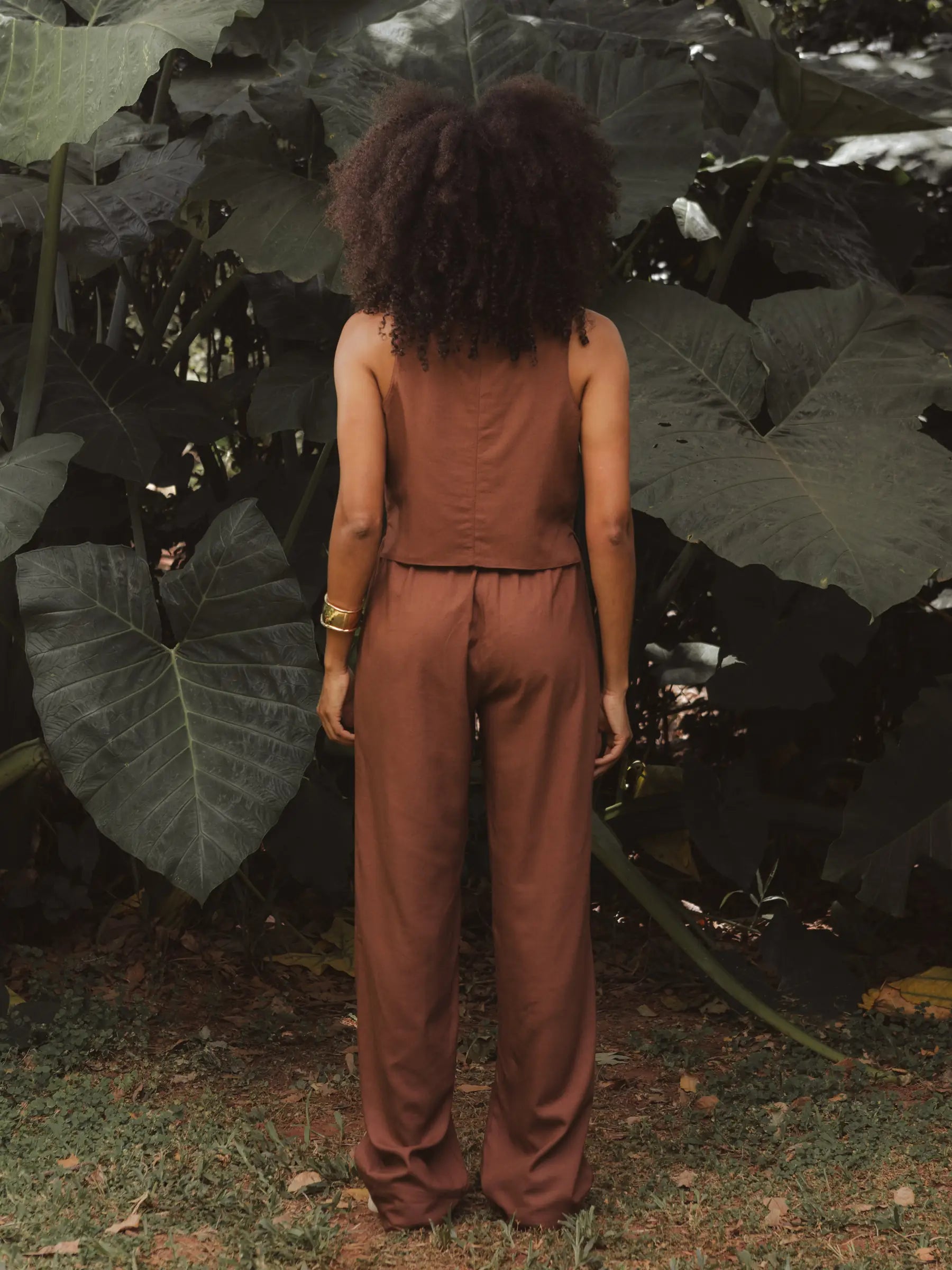 Calça Alfaiataria Reta Petúnia em Linho e Viscose FSC™ Marrom Escuro. Compre online moda sustentável e atemporal na Minimadeia, marca slow fashion de roupas femininas. Foto produto DEZ25 04
