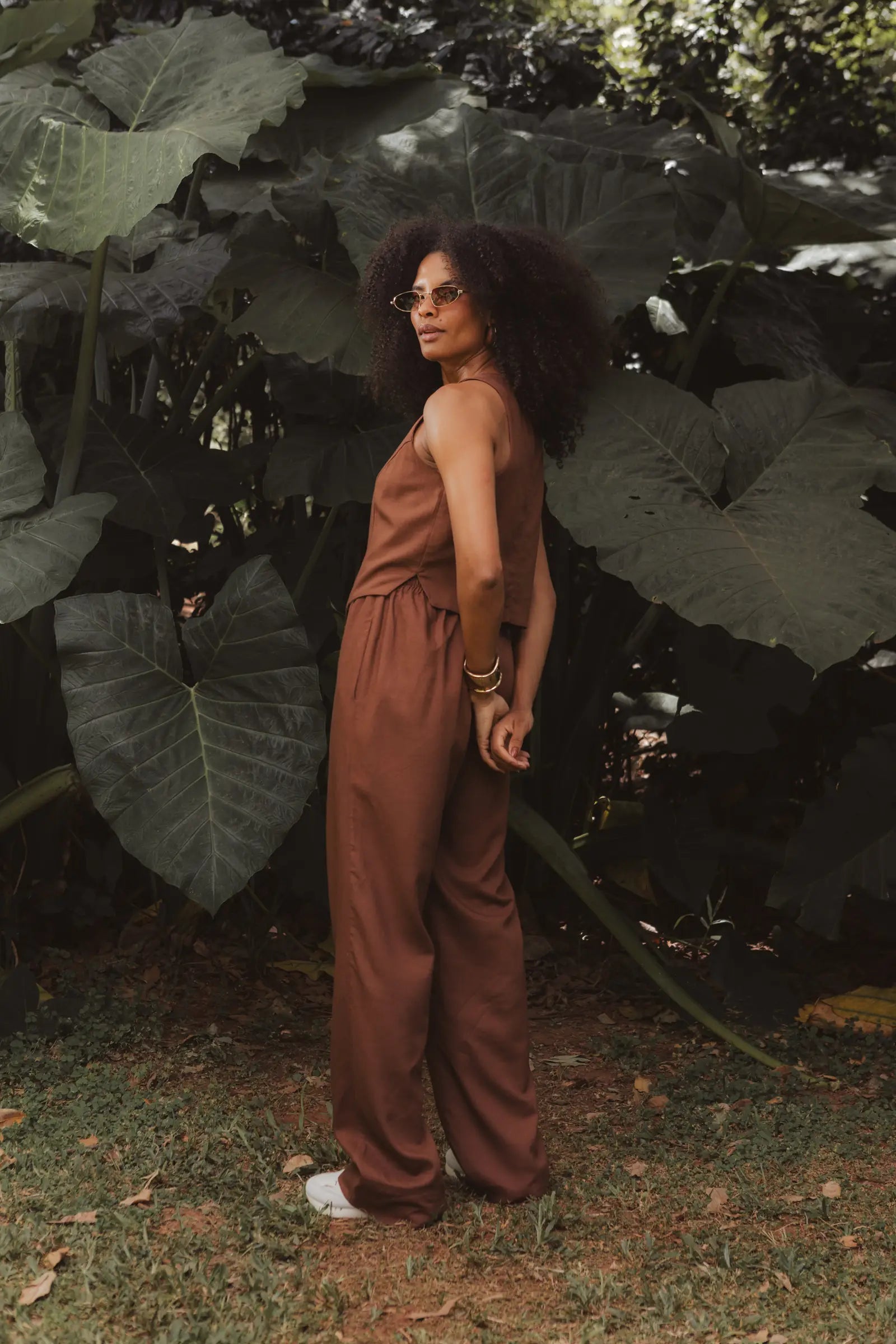 Calça Alfaiataria Reta Petúnia em Linho e Viscose FSC™ Marrom Escuro. Compre online moda sustentável e atemporal na Minimadeia, marca slow fashion de roupas femininas. Foto produto DEZ25 05