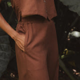 Calça Alfaiataria Reta Petúnia em Linho e Viscose FSC™ Marrom Escuro. Compre online moda sustentável e atemporal na Minimadeia, marca slow fashion de roupas femininas. Foto produto DEZ25 06