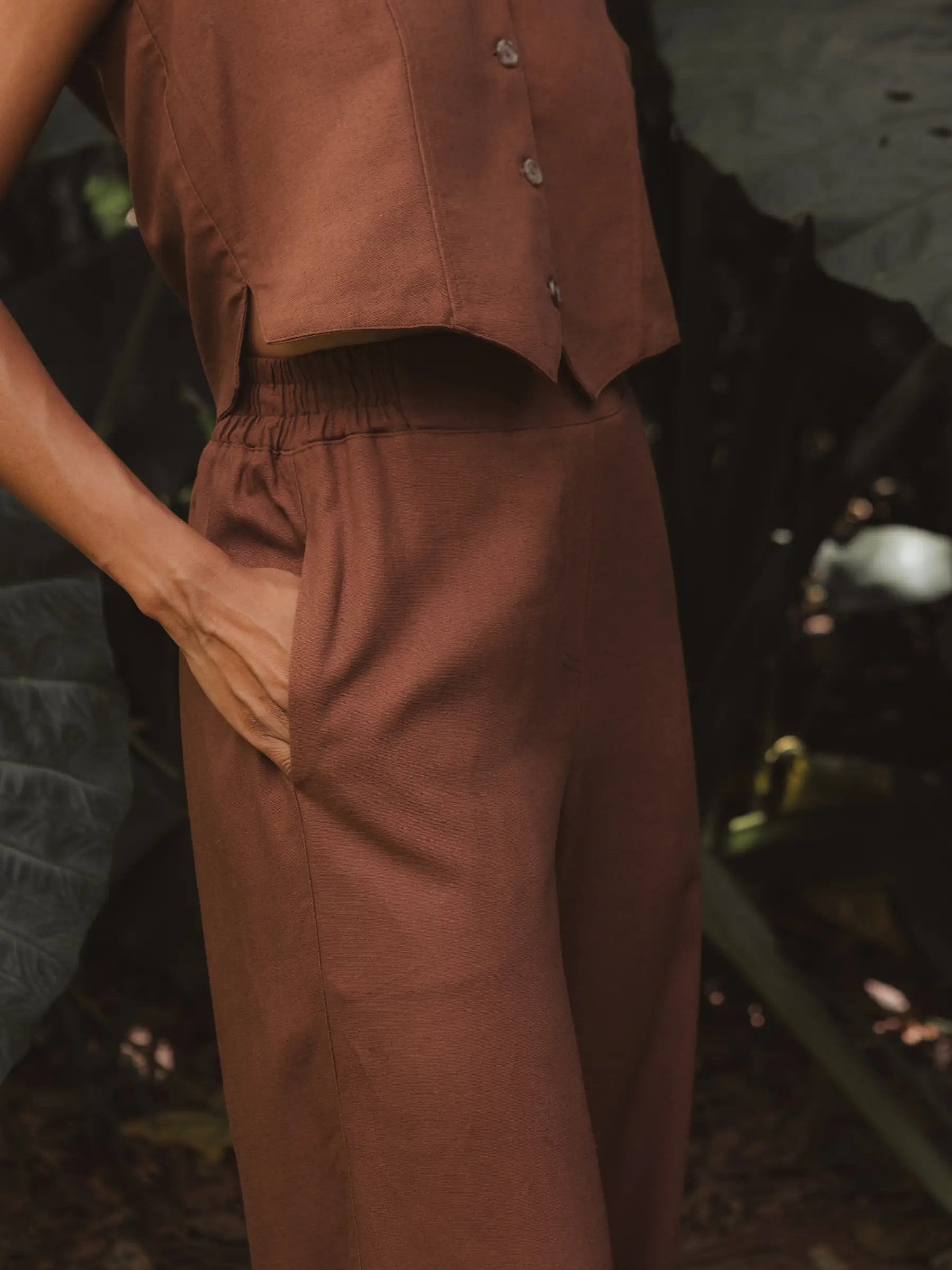 Calça Alfaiataria Reta Petúnia em Linho e Viscose FSC™ Marrom Escuro. Compre online moda sustentável e atemporal na Minimadeia, marca slow fashion de roupas femininas. Foto produto DEZ25 06