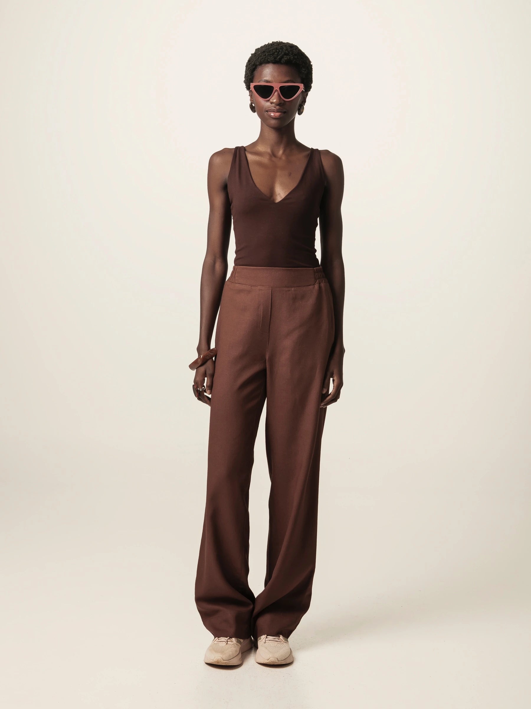 Calça Alfaiataria Reta Petúnia em Linho e Viscose FSC™ Marrom Escuro. Compre online moda sustentável e atemporal na Minimadeia, marca slow fashion de roupas femininas. Foto produto JUN26 01